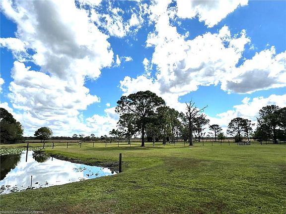 4th image of 136 Park Land Dr