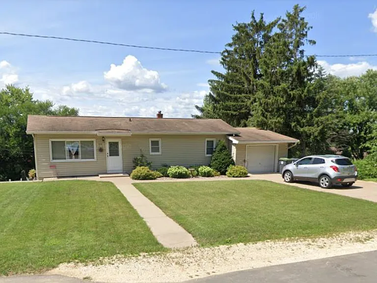 2105 Sunset Ln — Photo 1