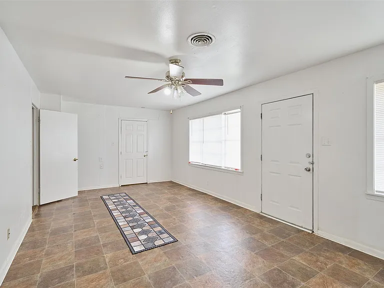 203 Paul Knox St — Photo 4