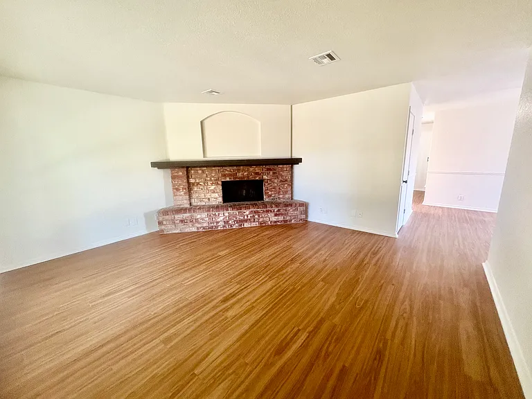 1321 W Pittsburg St — Photo 5