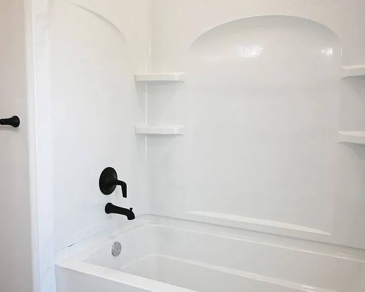 Bath and shower at Lyric.
