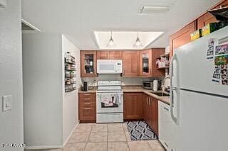 4th image of 115 W 10TH Street