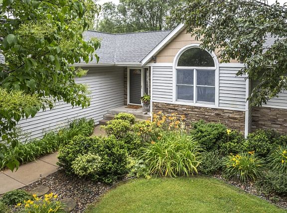 2nd image of 419 Brookwood Dr