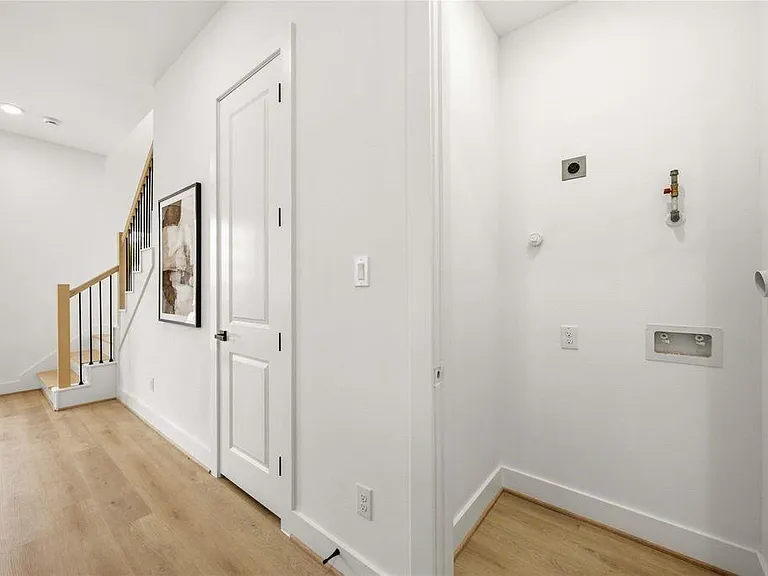 7130 Saint Augustine St #B — Photo 11