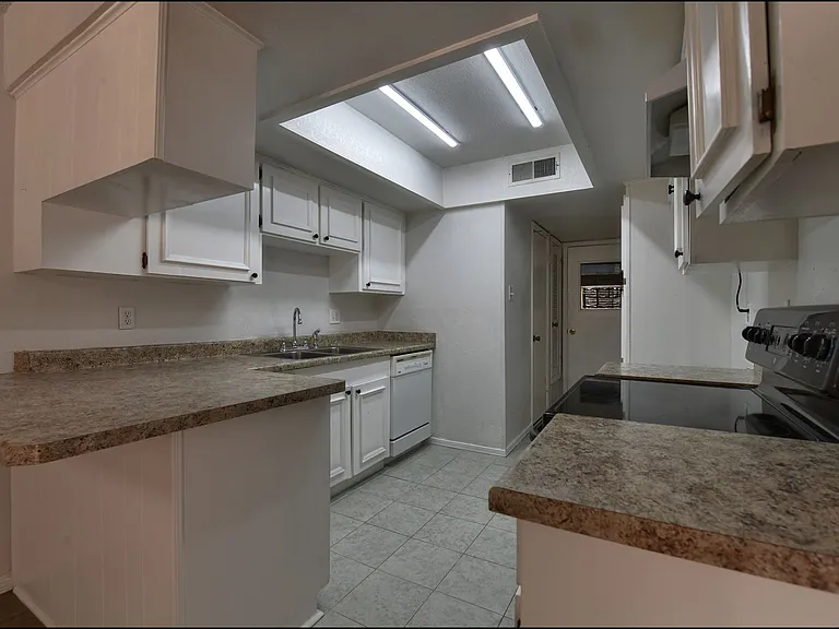 7113 Orizaba Ave — Photo 14