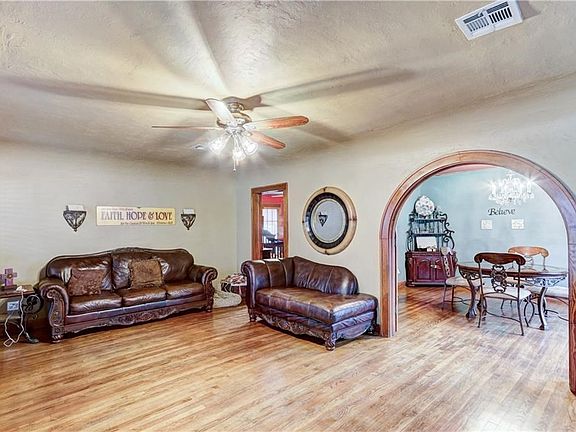 This view of the living area with a glimpse of the formal dining just takes my breath away. I just adore adore adore this view.