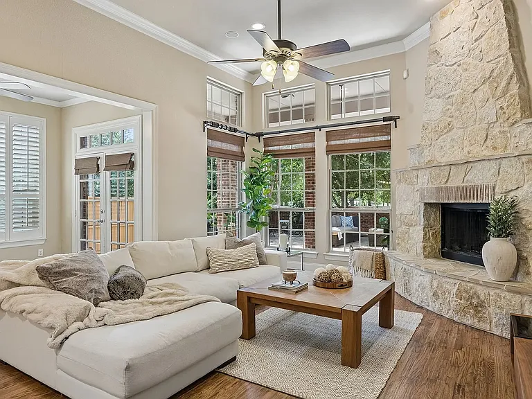 9004 Cypress Creek Rd — Photo 3