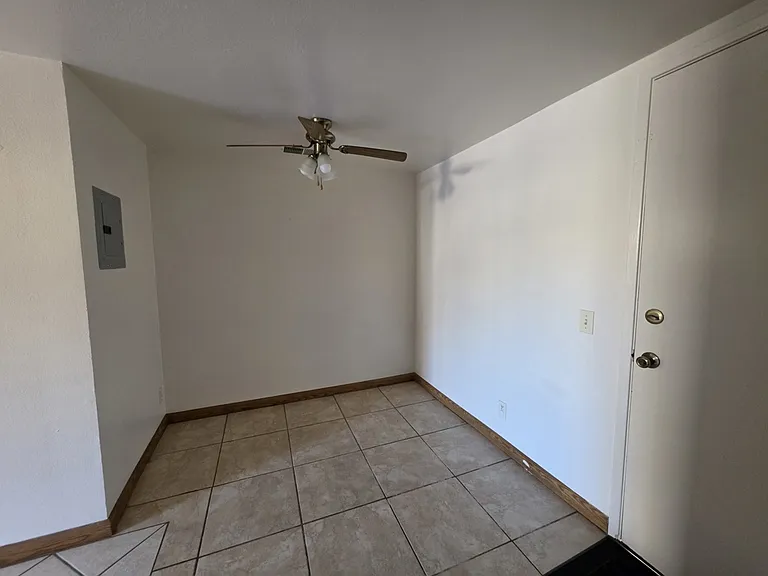 1113 W Cypress Ave — Photo 6