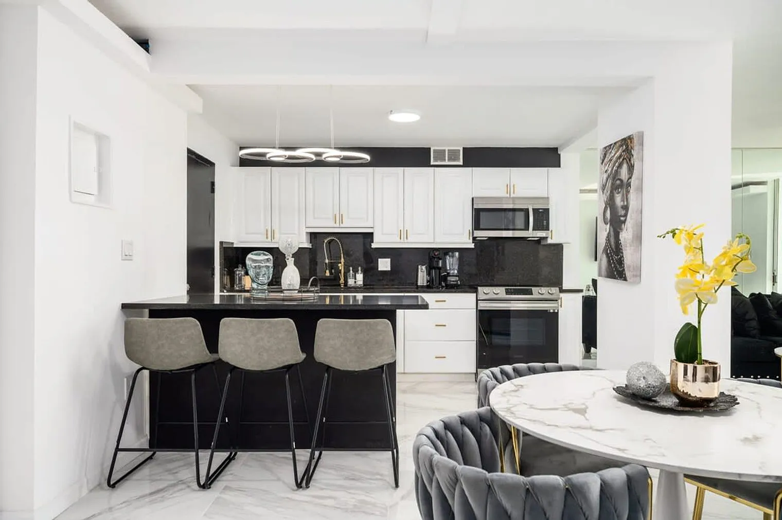 2 bed, 1.0 bath, 592 sqft, $3,384 — Photo 3