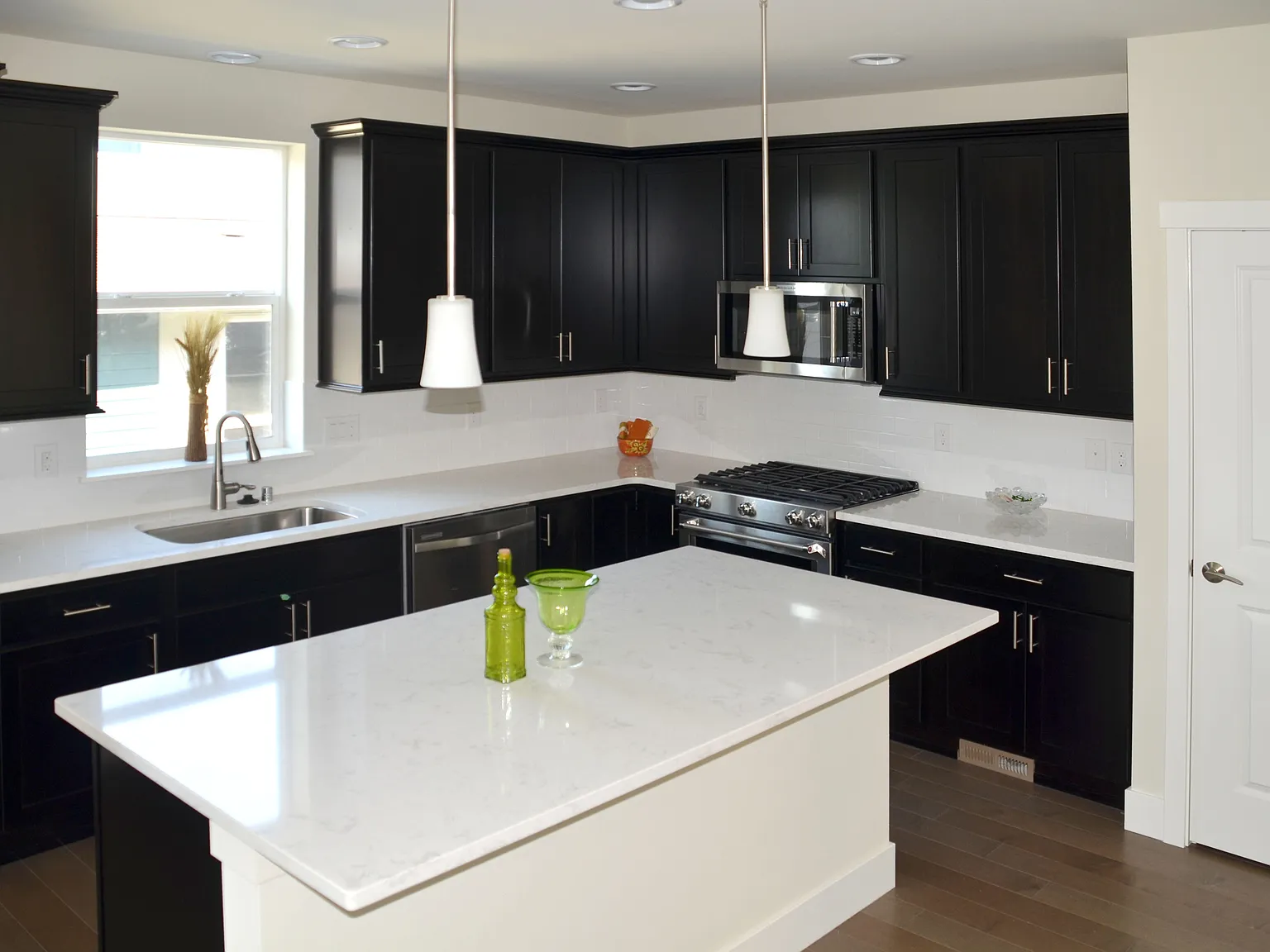 3 bed, 2.5 bath, 1900 sqft, $3,400 — Photo 4
