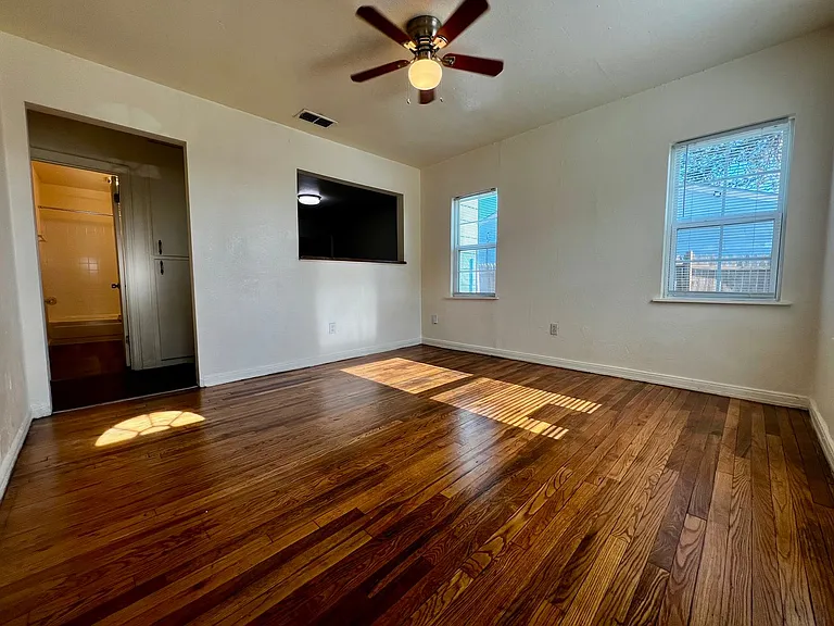 304 Avenue R — Photo 3