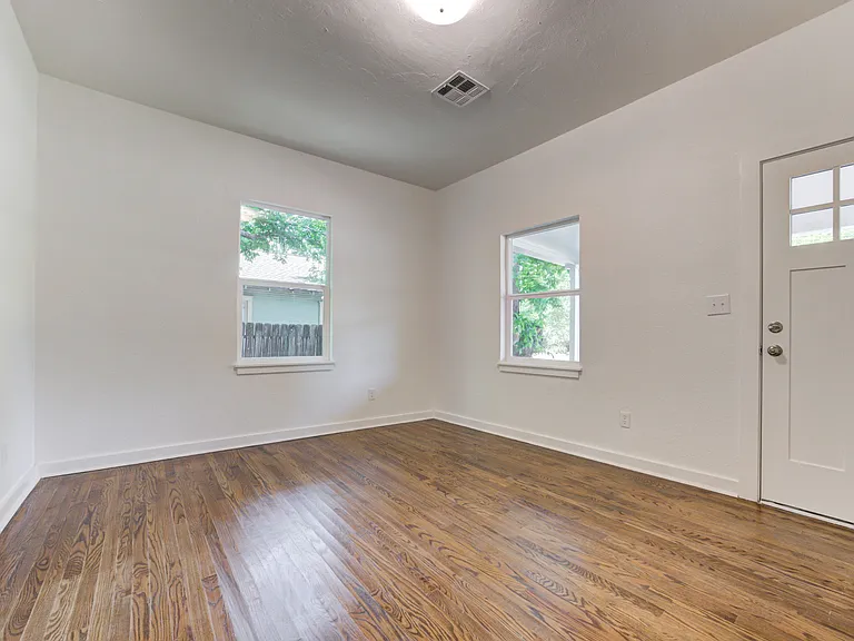 311 S Flood Ave — Photo 9