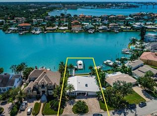 41 N Pine Cir, Belleair, FL 33756