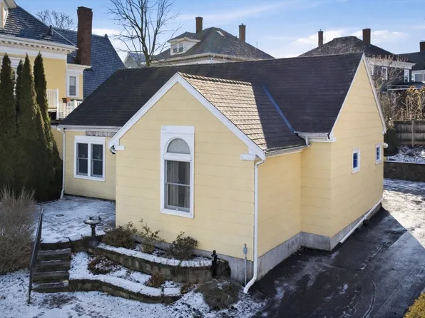 158 Lowell St Unit 4, Peabody, MA 01960