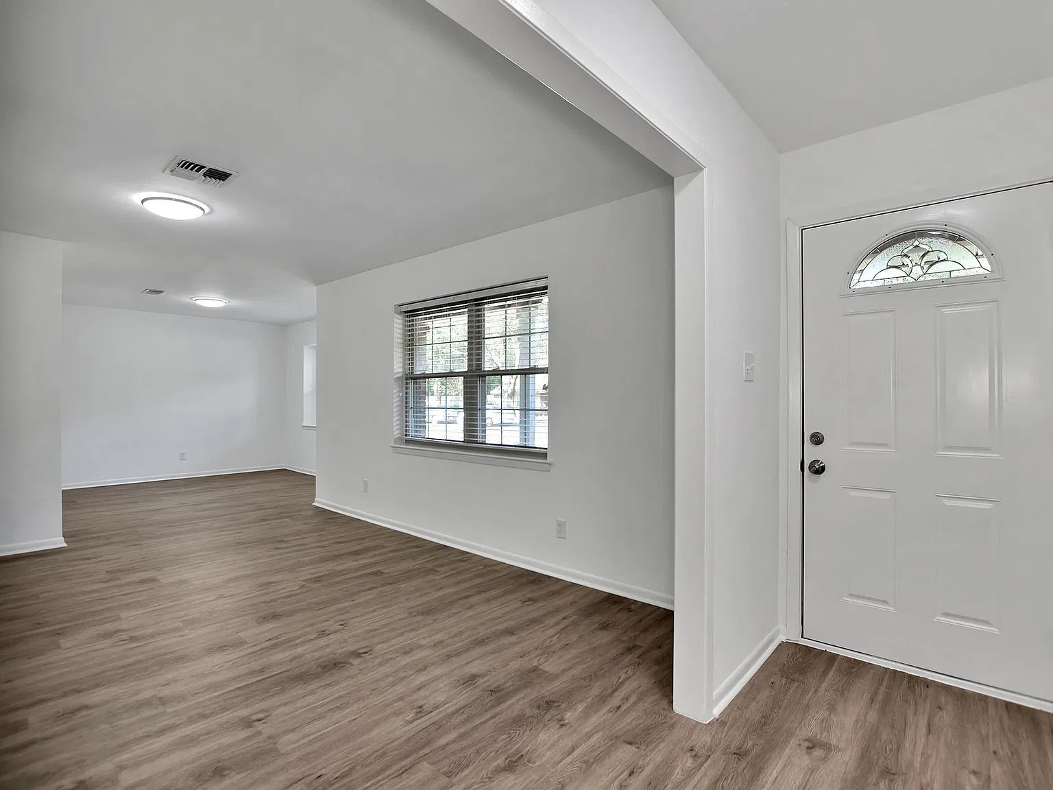 4 bed, 2.0 bath, 1996 sqft, $2,500 — Photo 4