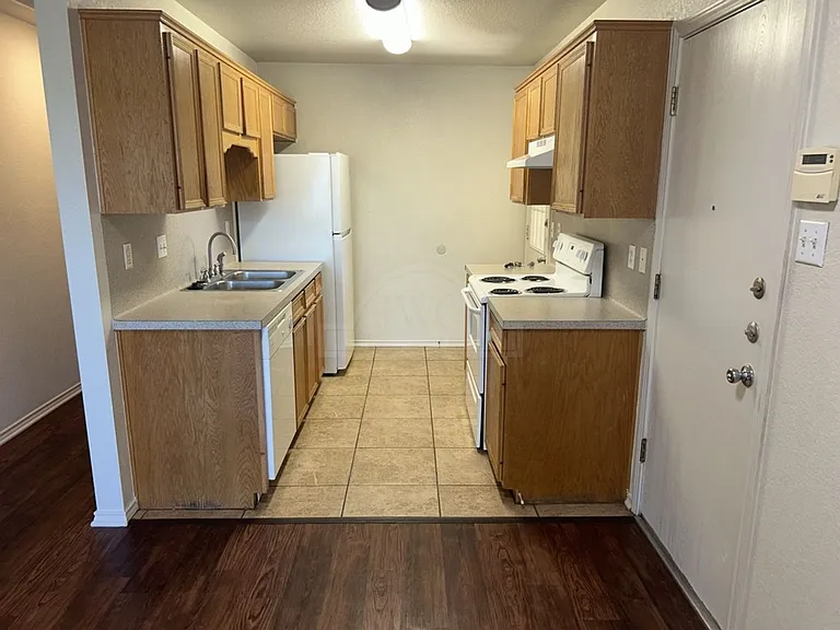 912 McDaniel Cir — Photo 10