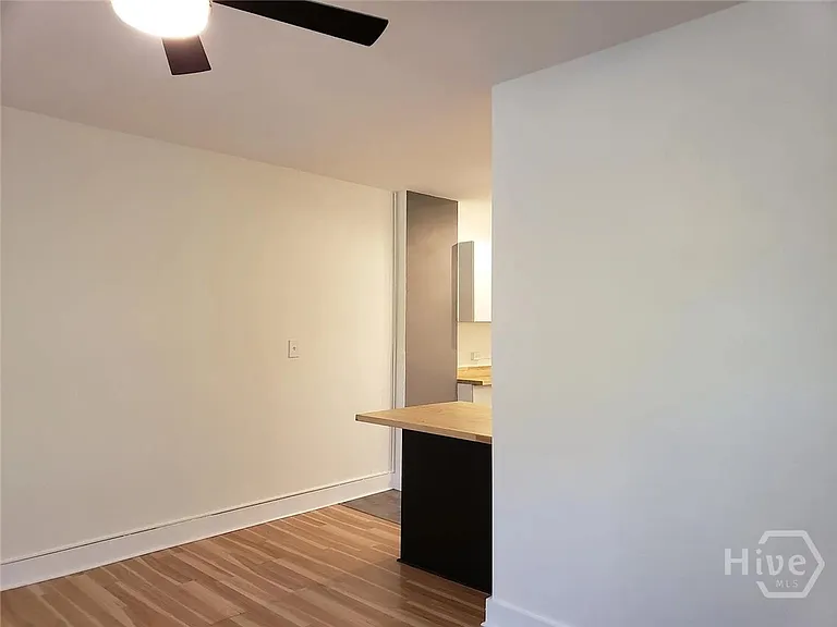 732 E Henry St — Photo 5