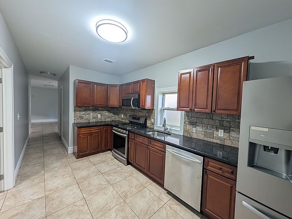 3rd image of 319 Sussex St APT 1