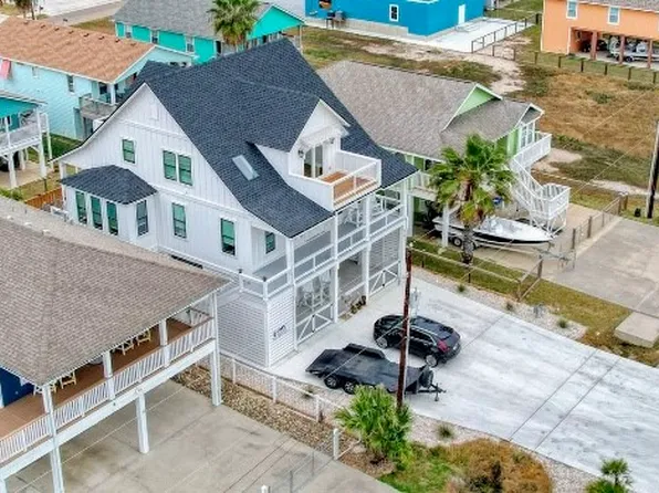 1227 S Magnolia St, Rockport, TX 78382