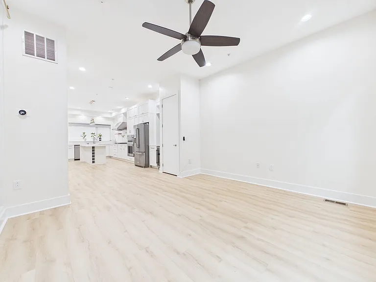 1129 N Hope St — Photo 18