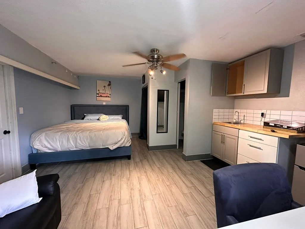1 bed, 1.0 bath, 100 sqft, $1,000 — Photo 4