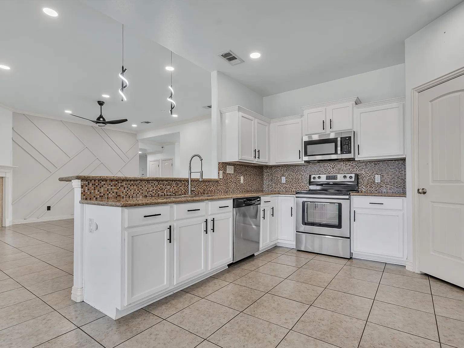 4 bed, 1858 sqft, $1,800 — Photo 4