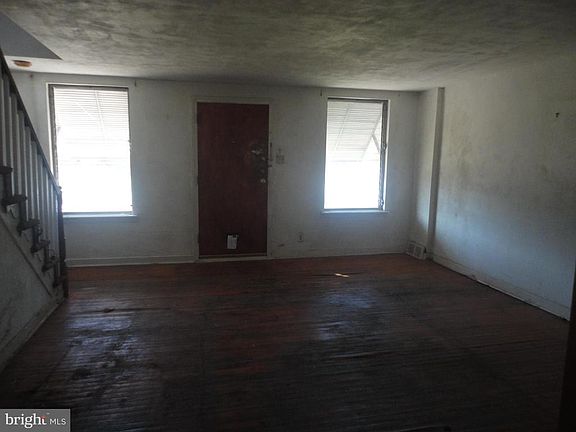 3rd image of 2005 Devereaux Ave