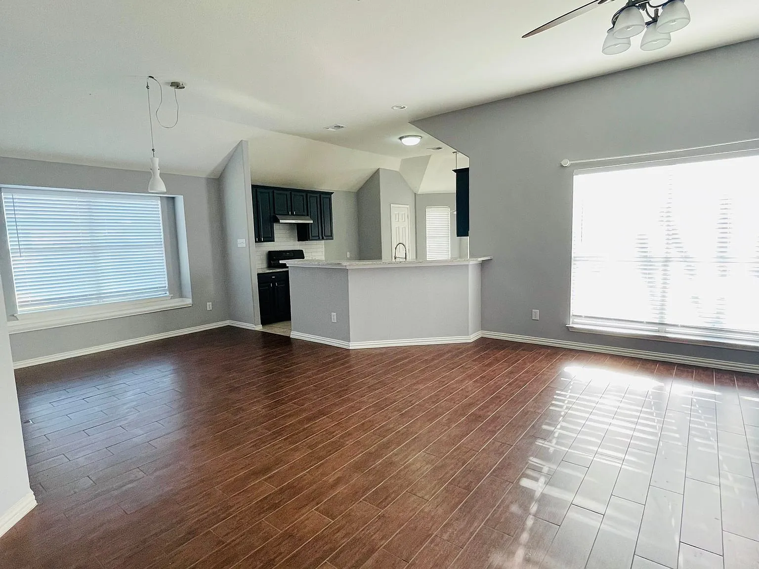 3 bed, 1716 sqft, $2,449 — Photo 4