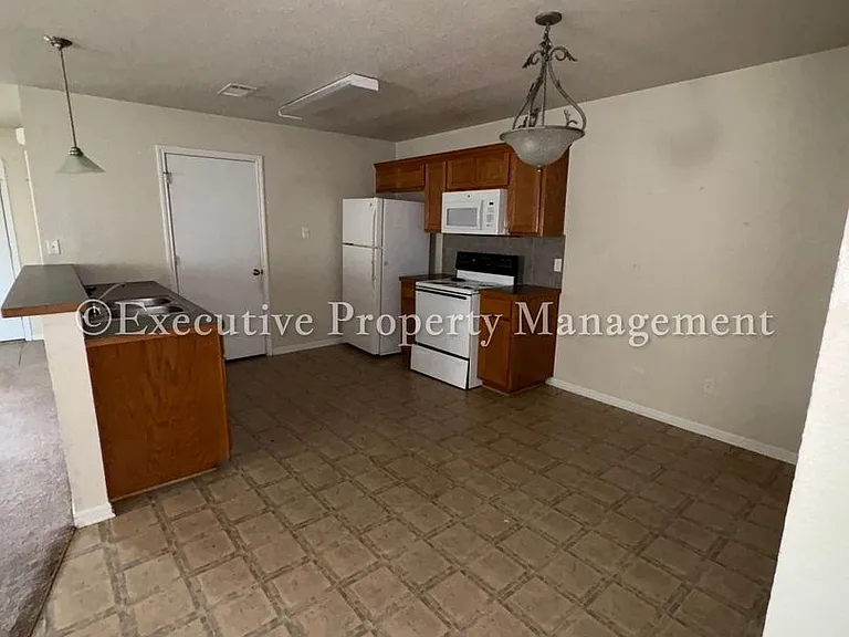208 Janelle Dr — Photo 4