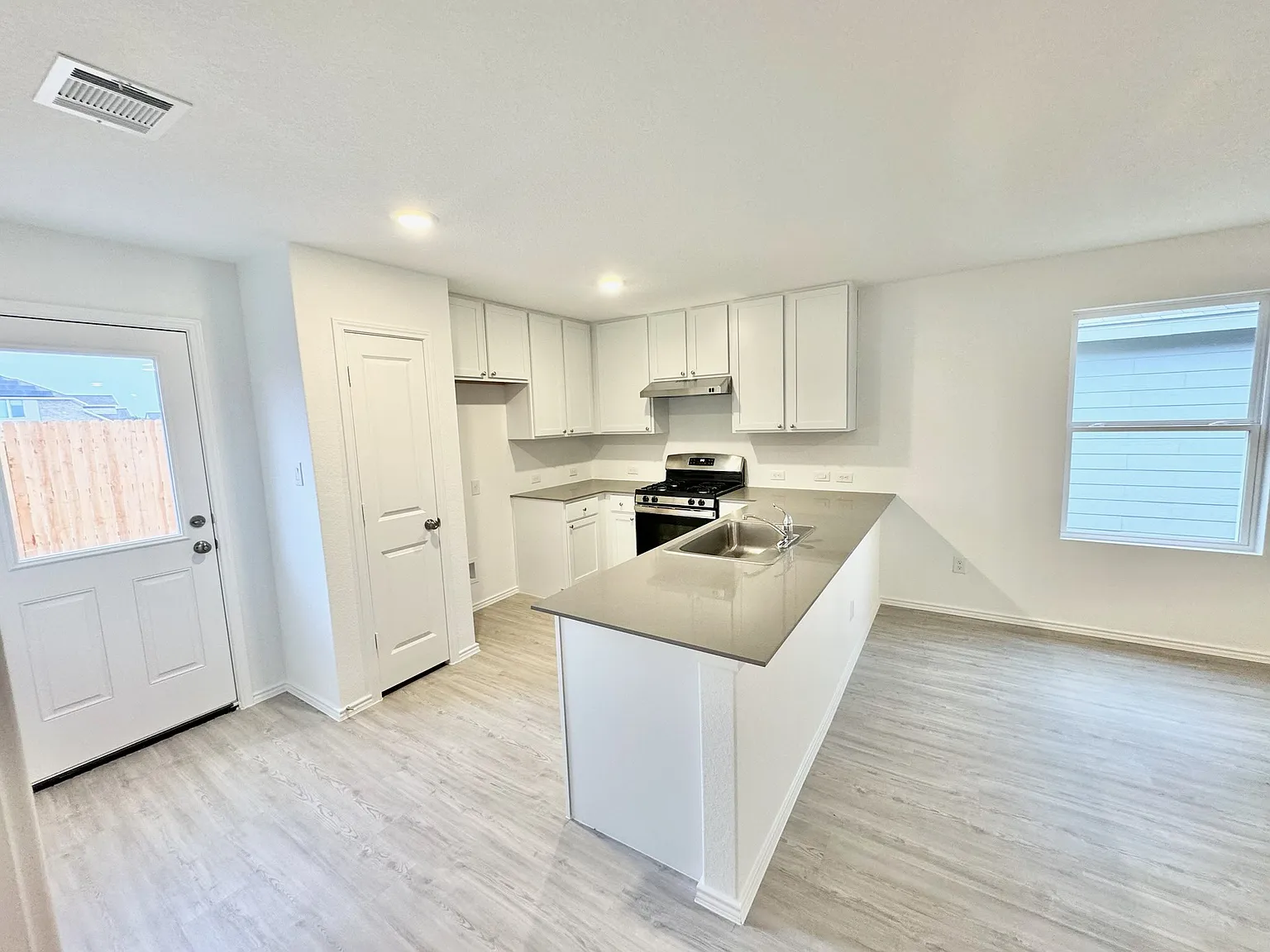 3 bed, 1266 sqft, $1,650 — Photo 2