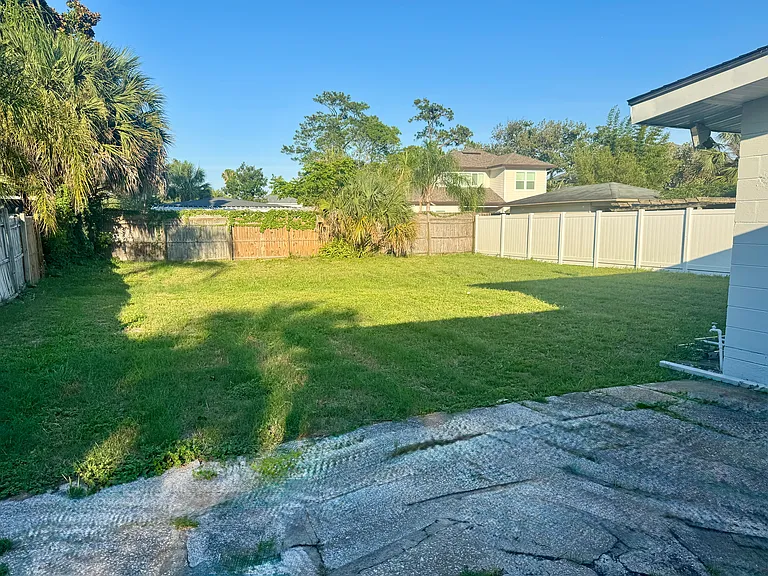 725 Holly Dr — Photo 2