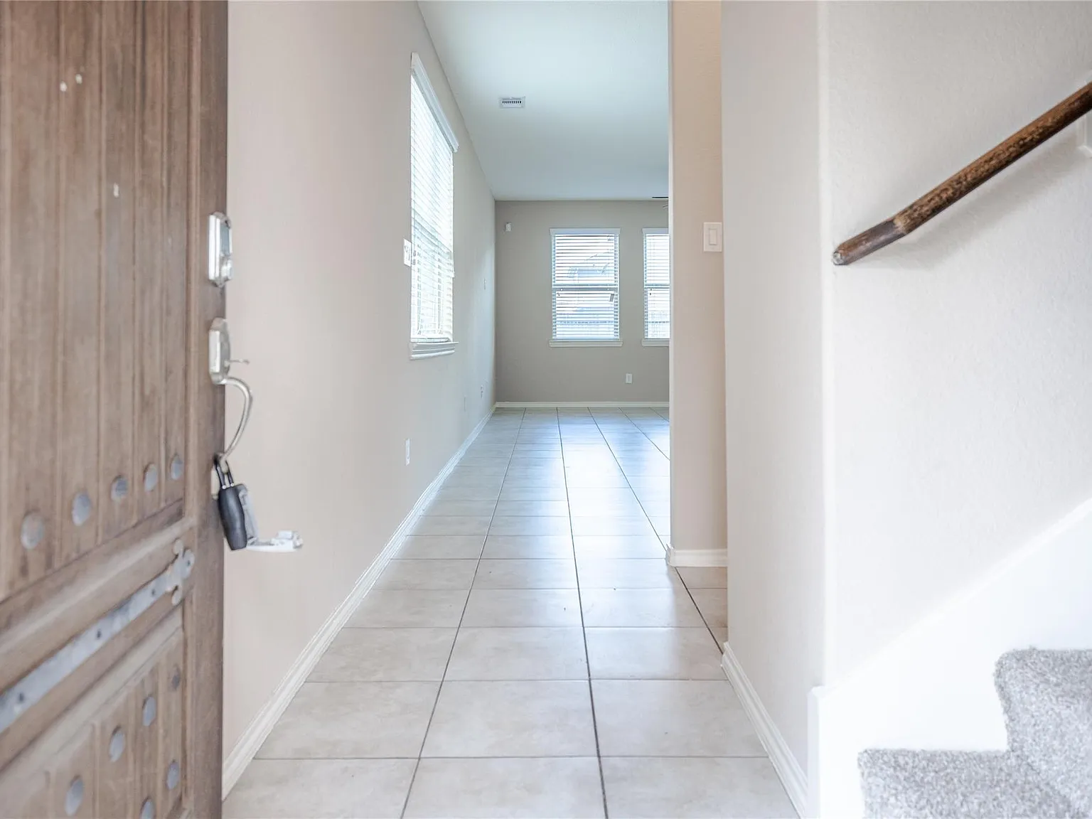 4 bed, 2.5 bath, 2500 sqft, $2,200 — Photo 4