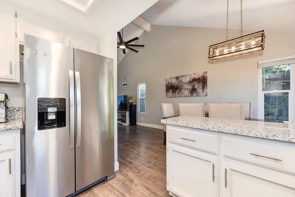 2 bed, 1156 sqft, $2,545 — Photo 2