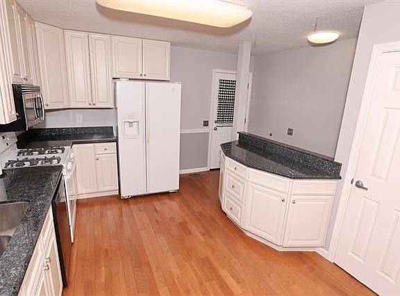 4th image of 15686 Karsten Dr