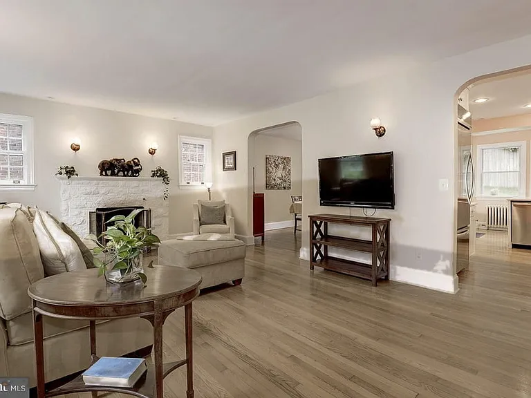 4929 Macarthur Blvd NW — Photo 3
