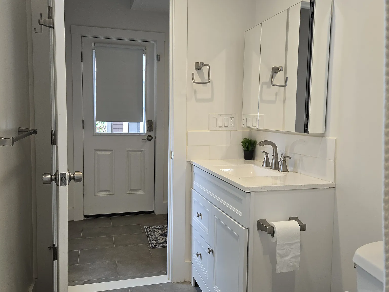 3 bed, 1250 sqft, $3,900 — Photo 2