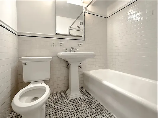 Rented by Manhattan Realty Group | media 10