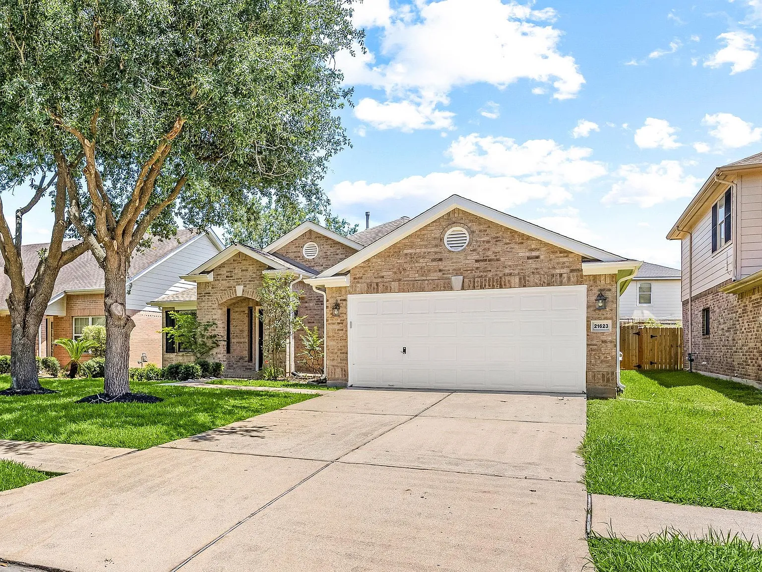 3 bed, 2.0 bath, 2110 sqft, $2,075 — Photo 3