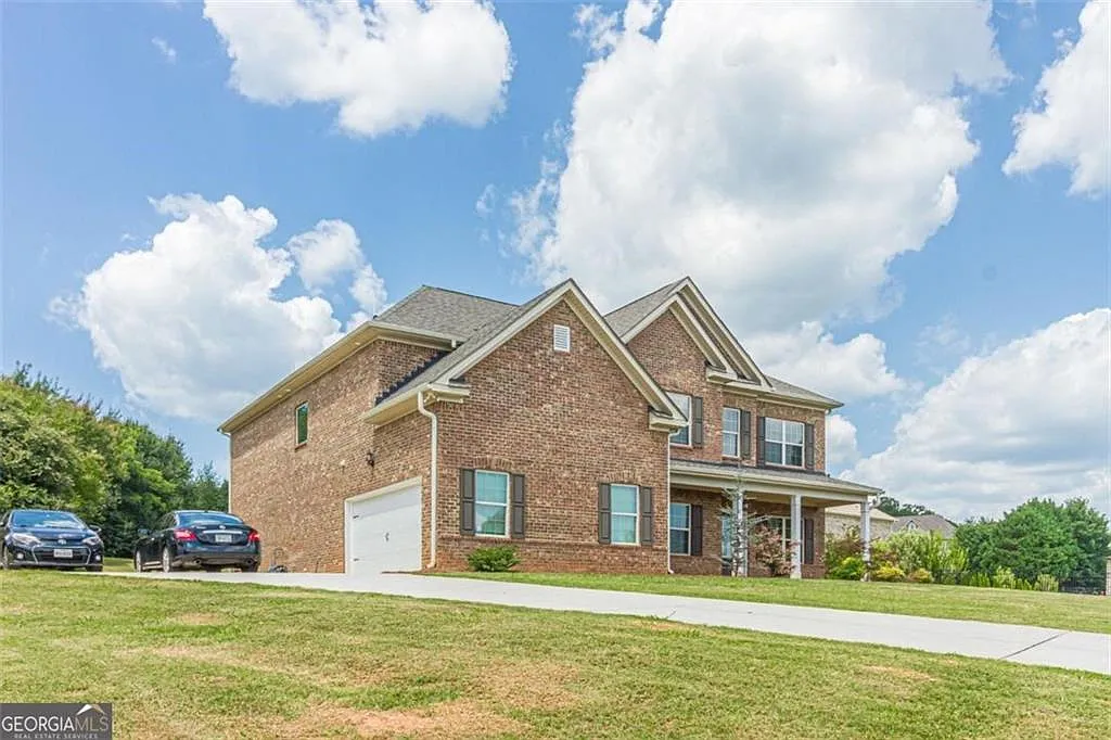 5 bed, 3599 sqft, $3,800 — Photo 3
