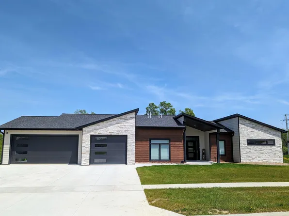 1006 Shagbark Lane Ct, Decorah, IA 52101
