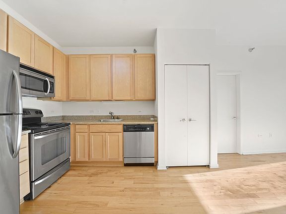 4th image of 1 E 8th St APT 602