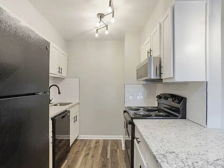The Onyx Hoover Apartments — Photo 40