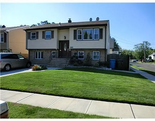 132 Crampton Ave photo 1