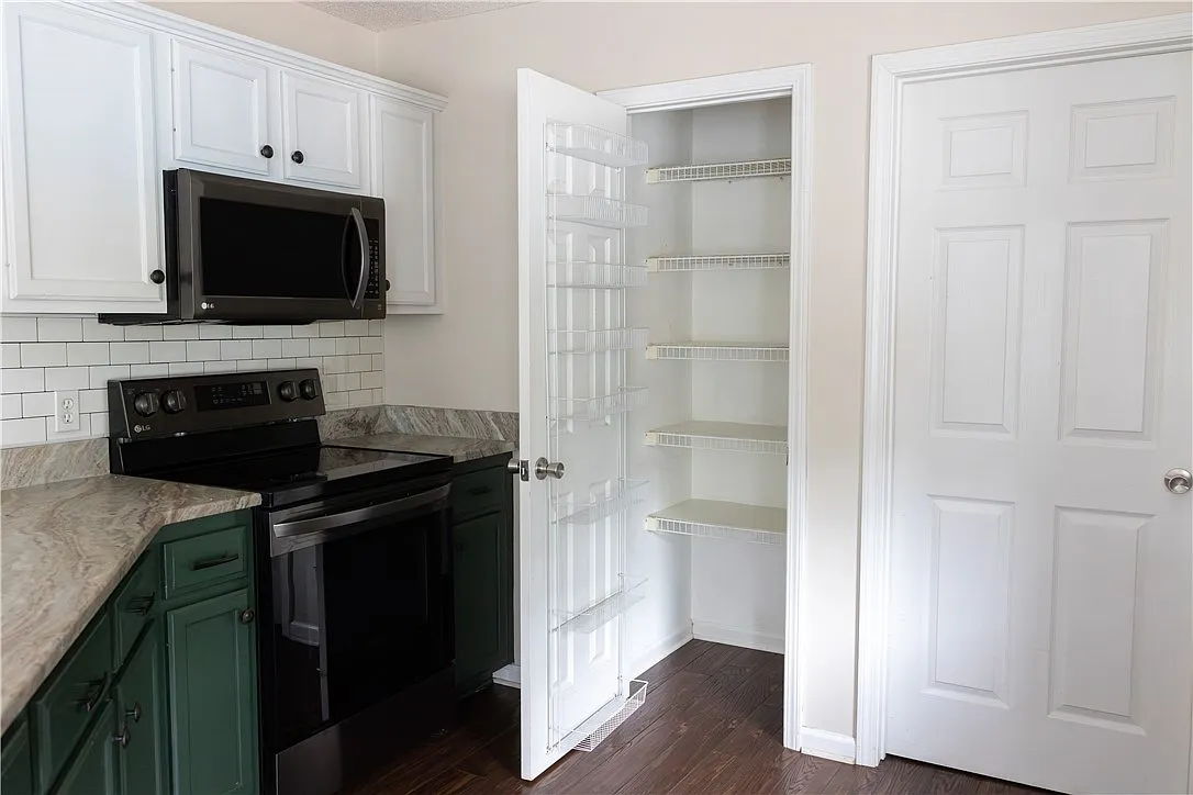 3 bed, 2.0 bath, 1563 sqft, $2,300 — Photo 3