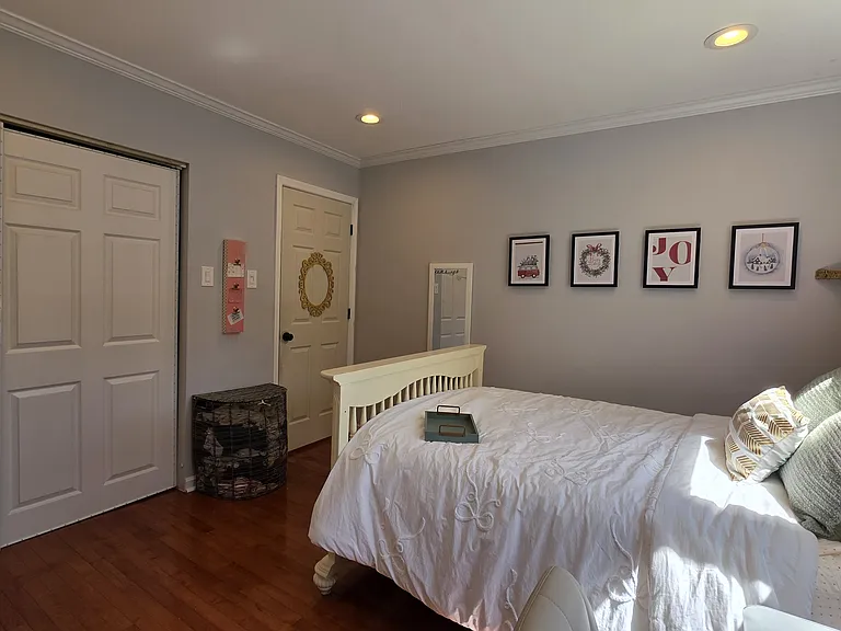 1281 Harrow Cres #1 — Photo 17