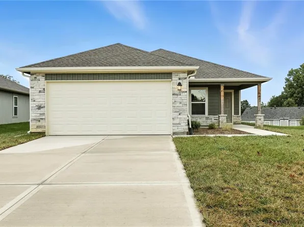 428 Valley View Dr, Tonganoxie, KS 66086