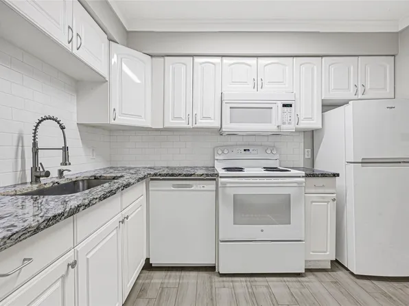 107 E Willowick Ave APT 4, Friendswood, TX 77546