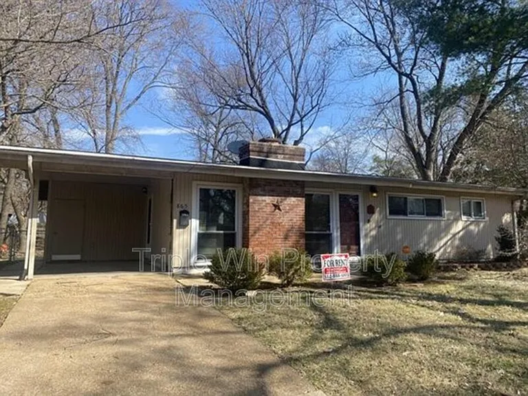 865 Robinwood Dr — Photo 1