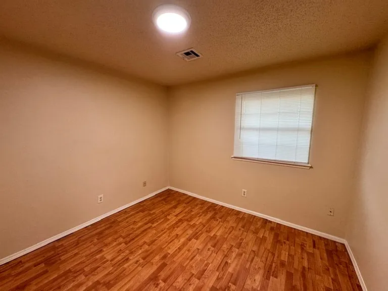 1004 Penn Ln — Photo 8