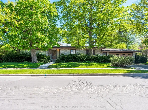 2 Churchill St, Kingston, ON K7M 2K5